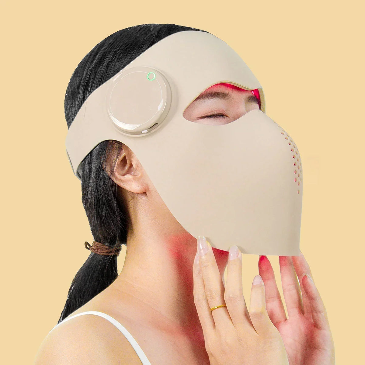 Mujer usando la Mascarilla LED Inalámbrica de Cobertura Total de Lumiskin PRO para fototerapia facial.