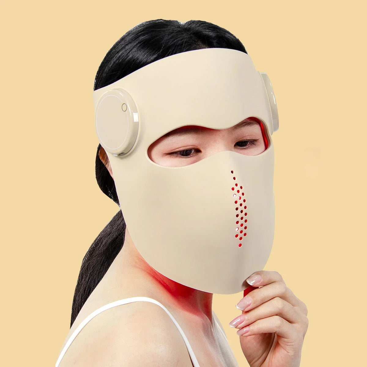 Mujer usando mascarilla LED inalámbrica de cobertura total Lumiskin PRO para fototerapia facial