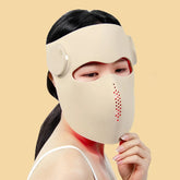 Mujer usando mascarilla LED inalámbrica de cobertura total Lumiskin PRO para fototerapia facial